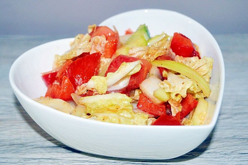 Surówka z pekińskiej z sosem musztardowo-miodowym Surówka z pekińskiej z sosem musztardowo-miodowym