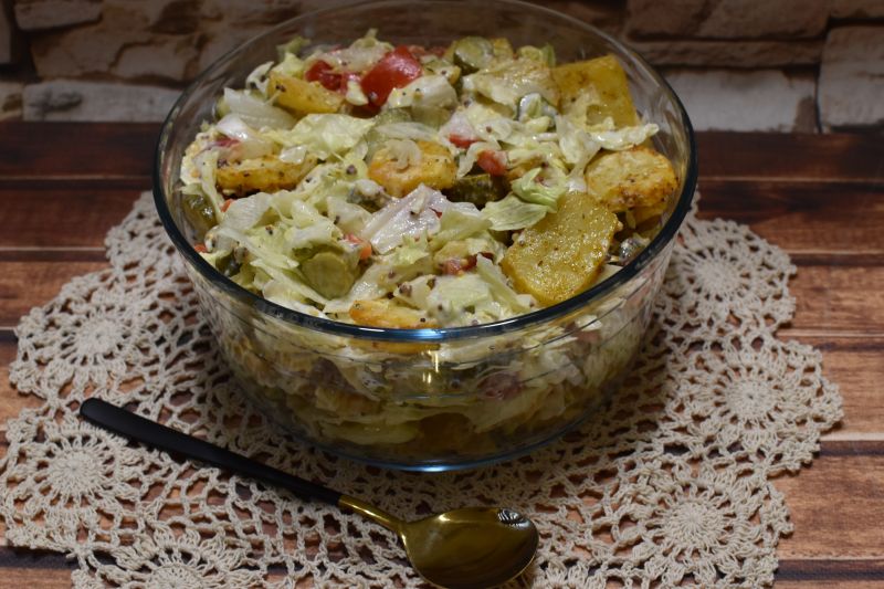 Surówka z pieczonymi ziemniakami