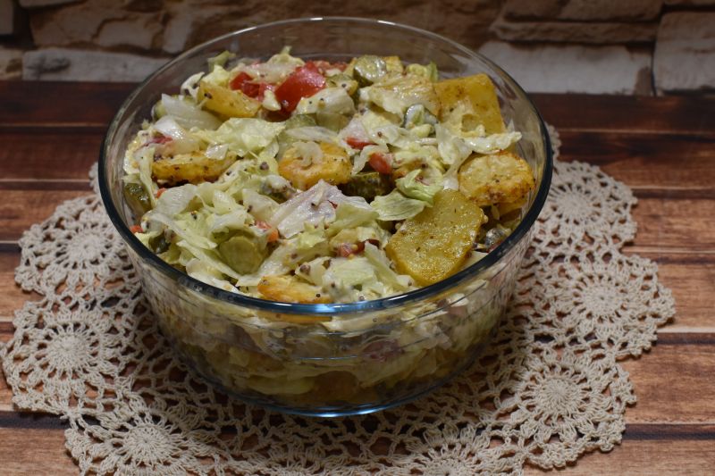 Surówka z pieczonymi ziemniakami