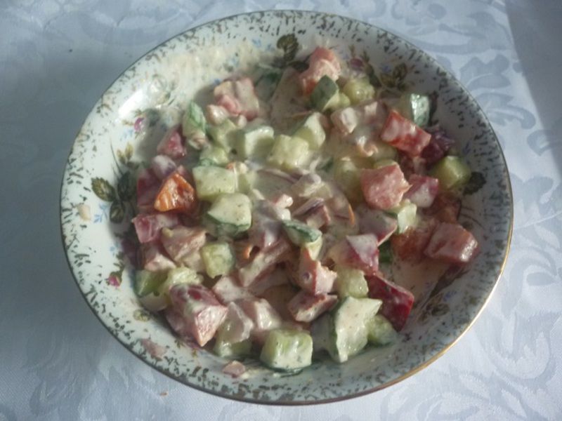 Surówka z pomidora, ogórka i cebuli w sosie czosnk Surówka z pomidora, ogórka i cebuli w sosie czosnk