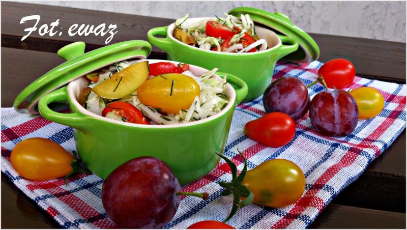 Surówka z pomidorami i śliwkami