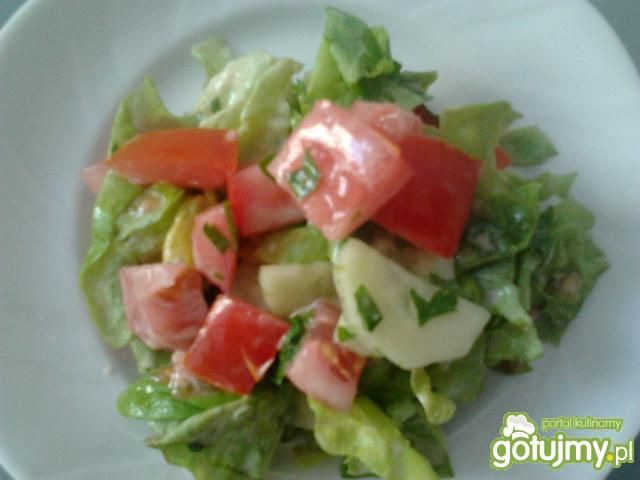 Surówka z pomidorem i ogórkiem.