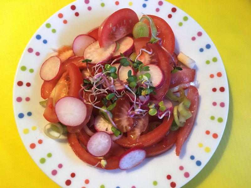 Surówka z pomidorem i rzodkiewką Surówka z pomidorem i rzodkiewką
