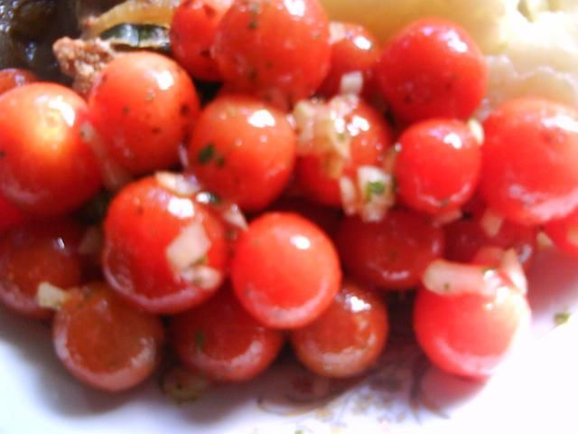 Surówka z pomidorków koktajlowych Surówka z pomidorków koktajlowych