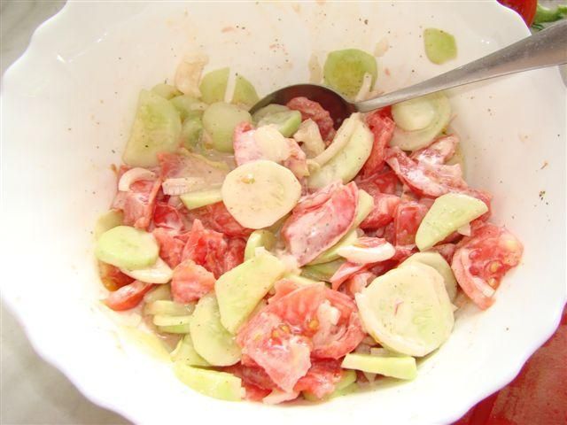 surówka z pomidorów i ogórków 