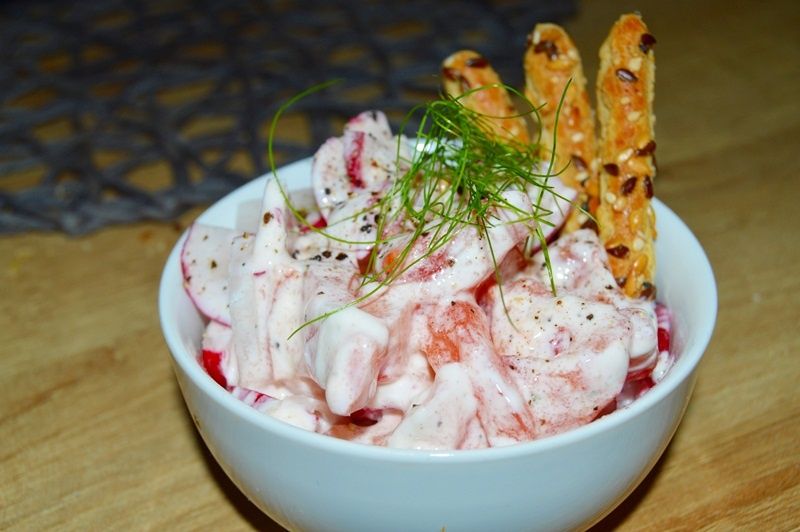 Sałatka z pomidorów i słomki ptysiowej 