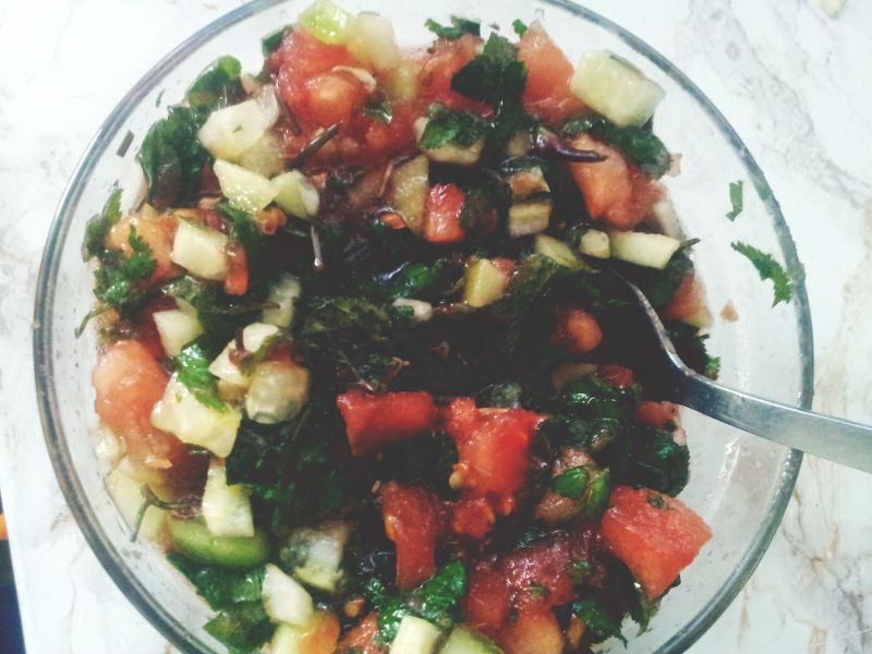 Surówka z pomidorów, ogórków i podagrycznika.