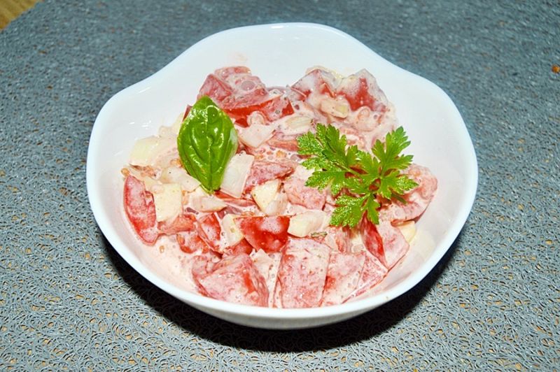 Surówka z pomidorów, papryki i cebuli z chrzanem