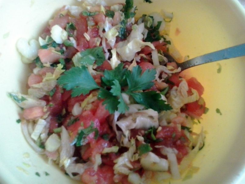 Surówka z pomidorów selera naciowego i sałaty Surówka z pomidorów selera naciowego i sałaty