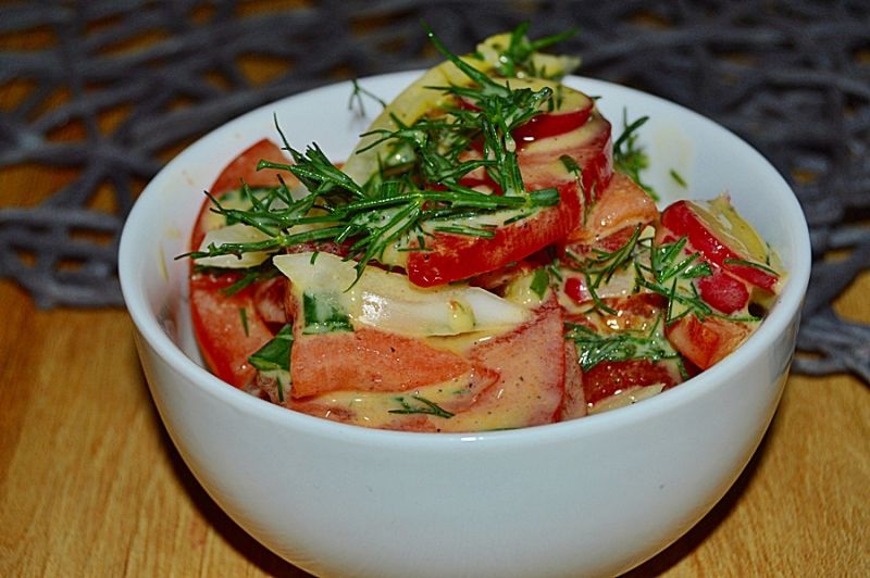 Surówka z pomidorów w sosie jogurtowo-miodowym  Surówka z pomidorów w sosie jogurtowo-miodowym