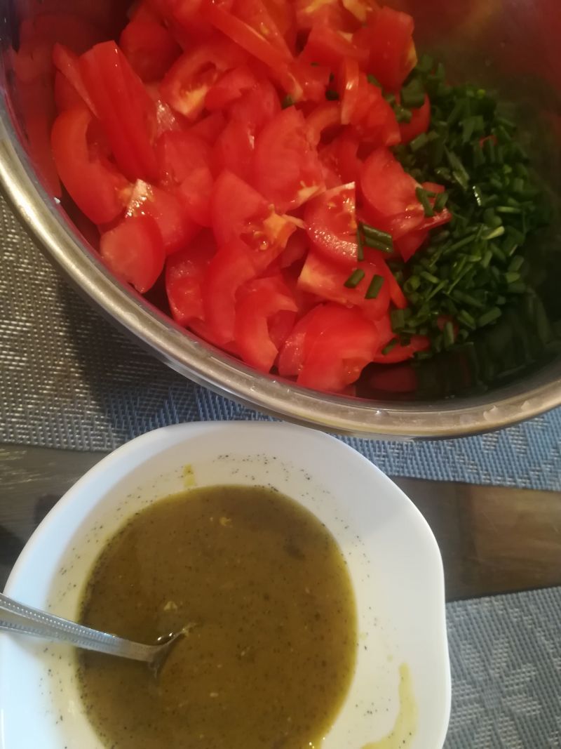 Surówka z pomidorów z sosem miodowo-musztardowym