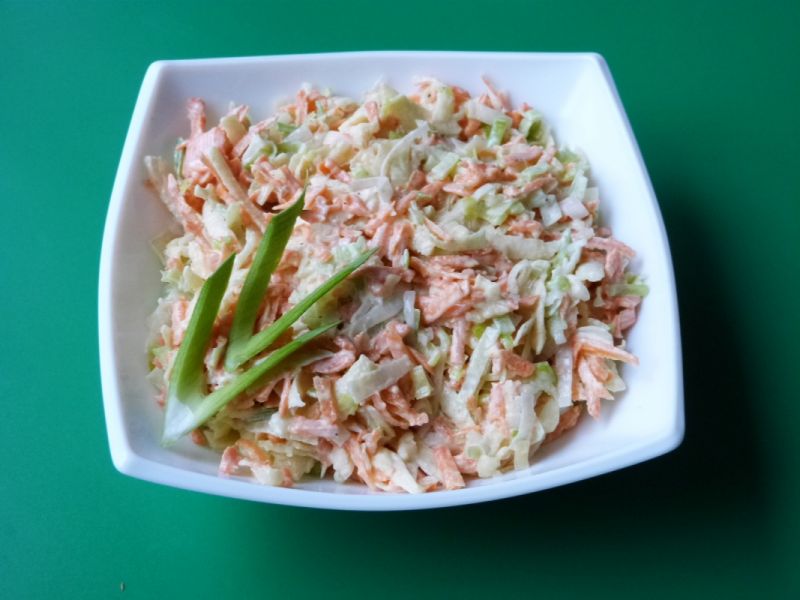 Surówka z pora, jabłek i marchewki