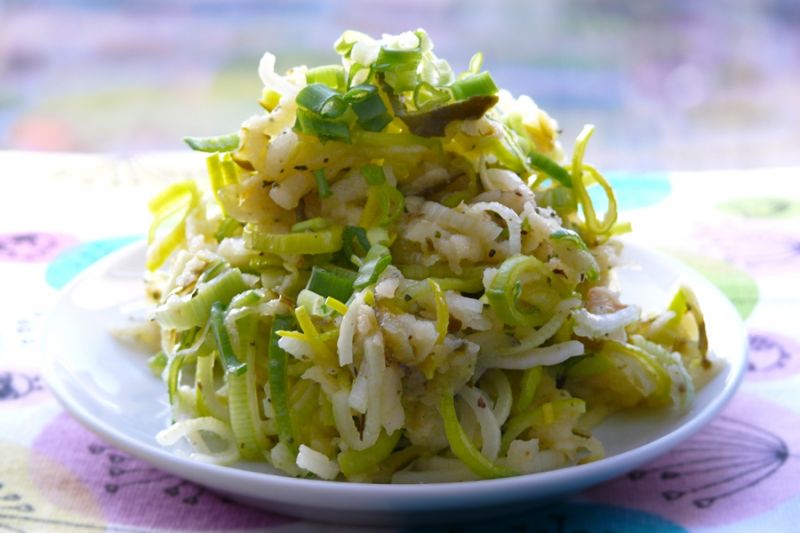 Surówka z pora, jabłka i ogórka kiszonego Surówka z pora, jabłka i ogórka kiszonego