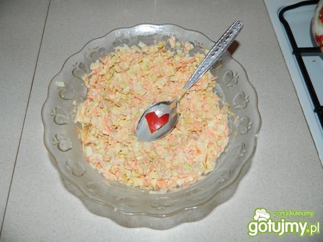 Surówka z pora, marchewki i jabłka. Surówka z pora, marchewki i jabłka.