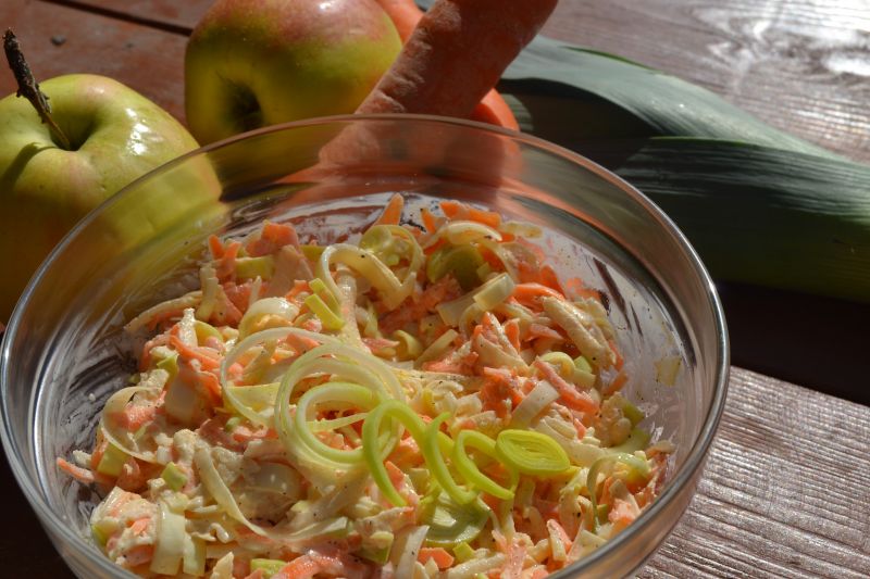 Surówka z pora, marchewki i jabłka Surówka z pora, marchewki i jabłka