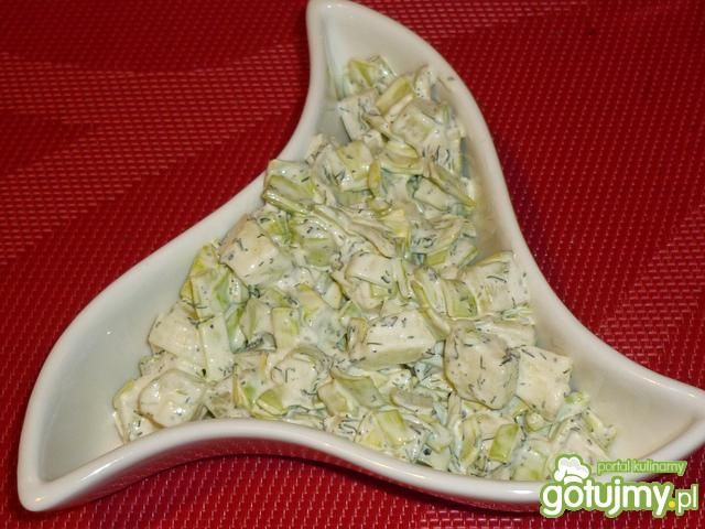 Surówka z pora, ogórka i jabłka