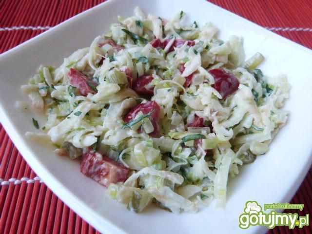 Surówka z pora, ogórków i papryki