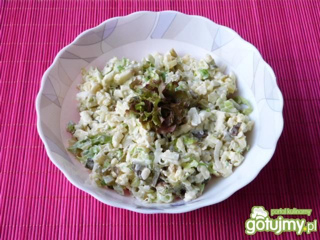 Surówka z pora, sałaty i jabłka