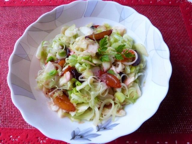 Surówka z pora ze śliwkami