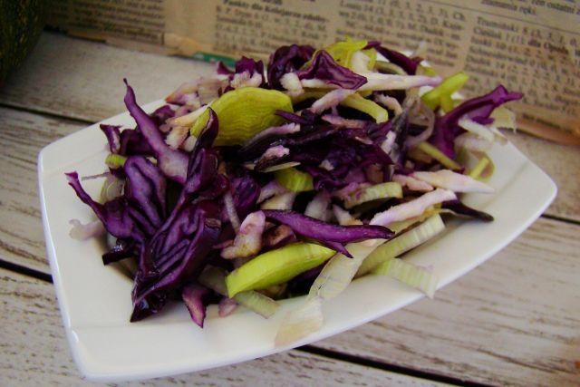 Surówka z porai  czerwonej kapusty 