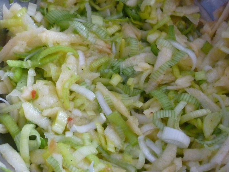 Surówka z porem i jabłkiem