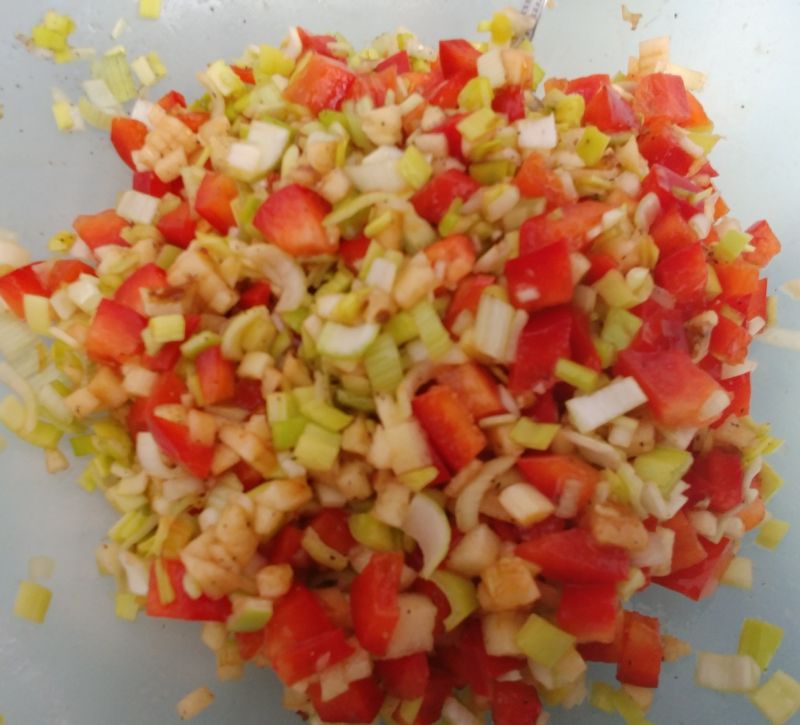 Surówka z porem, papryką i jabłkiem