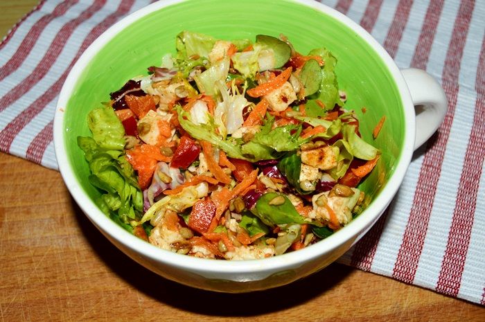 Surówka z prażonym słonecznikiem i mozzarellą