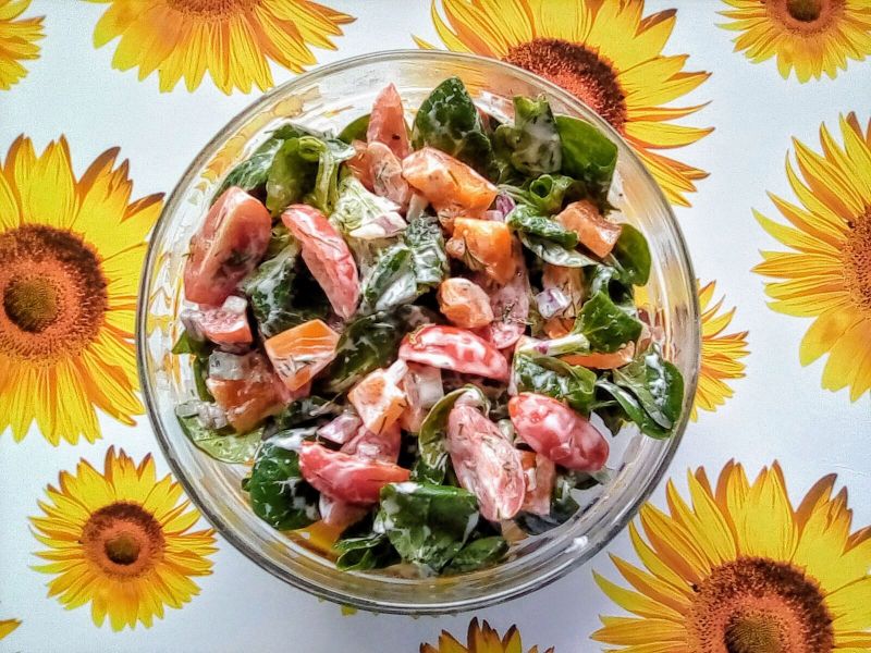 Surówka z roszponki, papryki i pomidorków 