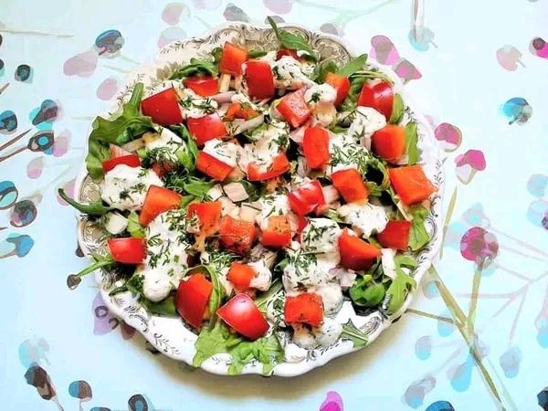 Surówka z roszponki, papryki z sosem koperkowym  Surówka z roszponki, papryki z sosem koperkowym