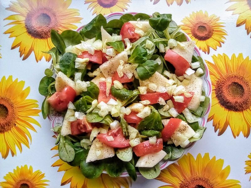 Surówka z roszponki z jabłkiem i pomidorami 