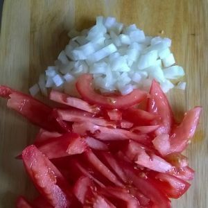 Surówka z roszponki z jabłkiem i pomidorami 