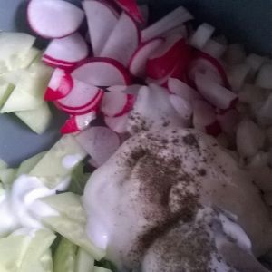 Surówka z rukoli, zielonego ogórka i rzodkiewek