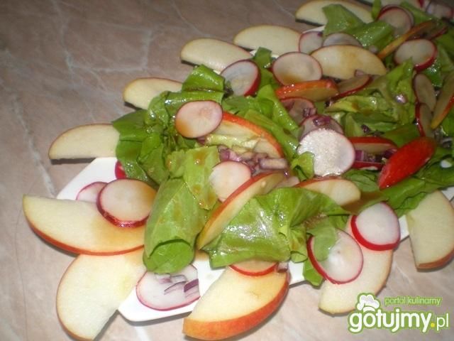 Surówka z rzodkiewek, jabłek i czerwonej Surówka z rzodkiewek, jabłek i czerwonej