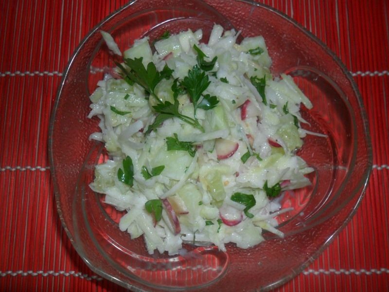 Surówka z rzodkiewki i kalarepki 