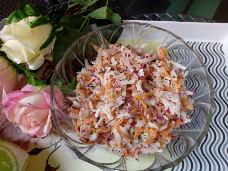 Surówka z rzodkiewki i marchewki