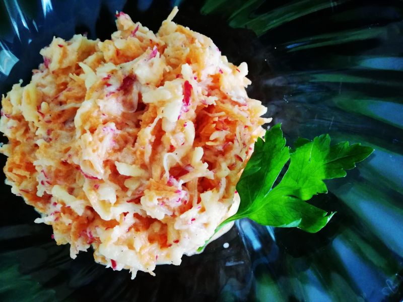 Surówka z rzodkiewki, marchewki i jabłka