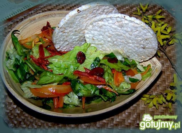 Surówka z sałat z żurawiną i waflami