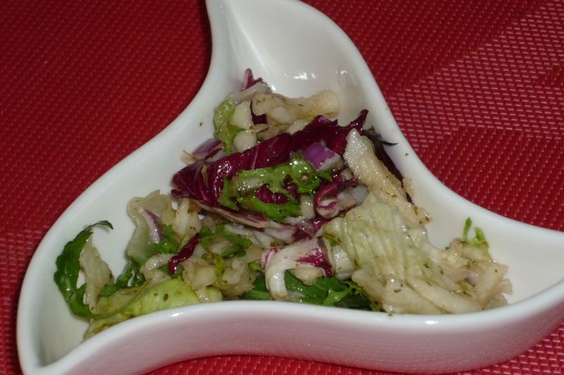 Surówka z sałatą i jabłkiem w sosie francuskim