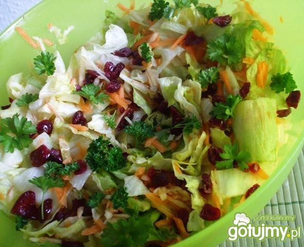 Surówka z sałatą i suszoną żurawiną