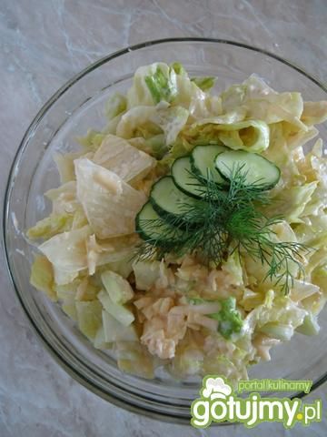 Surówka z sałatą, ogórkiem i serem Surówka z sałatą, ogórkiem i serem