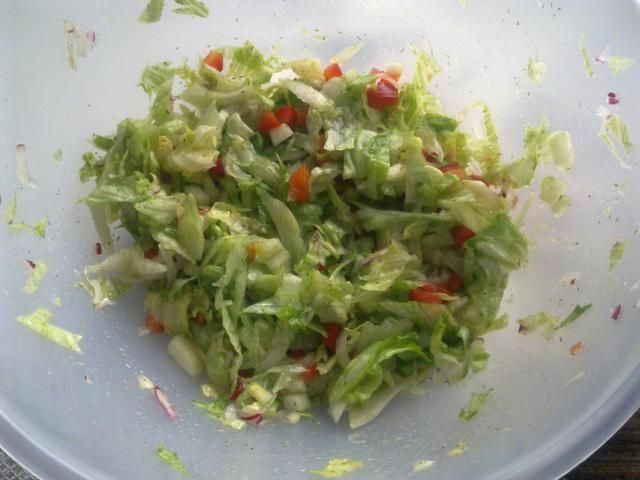 Surówka z sałaty lodowej