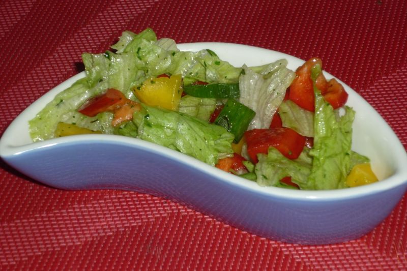 Surówka z sałaty lodowej i kolorowych papryk