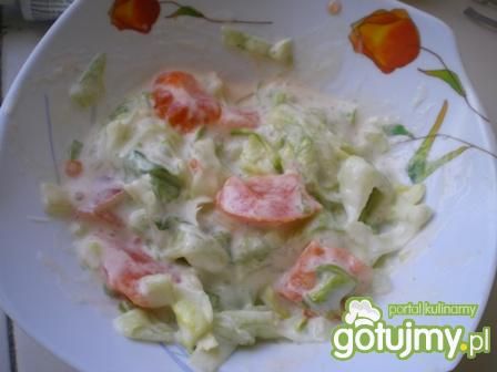 Surówka z sałaty lodowej i pomidorów
