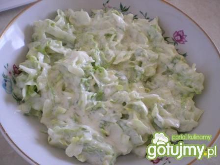 Surówka z sałaty lodowej i śmietany