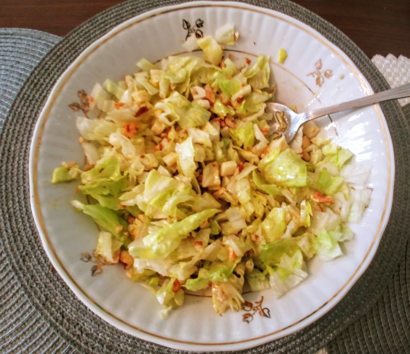 Surówka z sałaty lodowej z orzechami i serem Surówka z sałaty lodowej z orzechami i serem