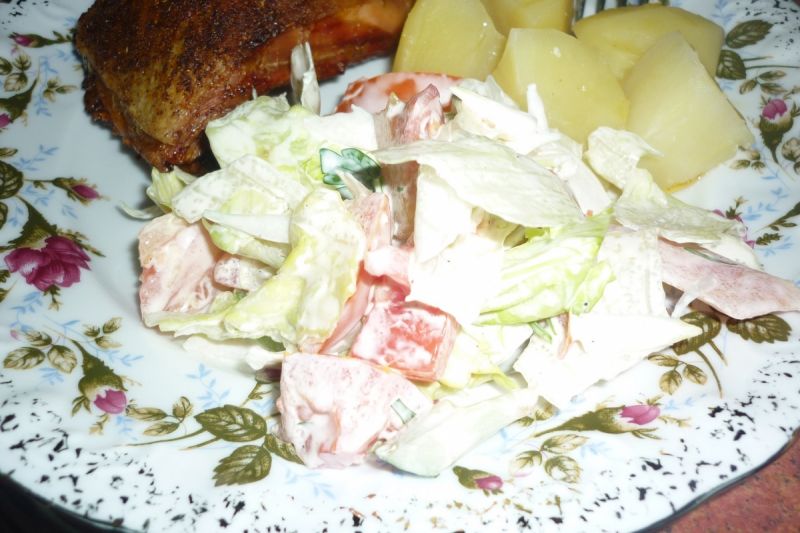 Surówka z sałaty lodowej z pomidorami i natką  Surówka z sałaty lodowej z pomidorami i natką