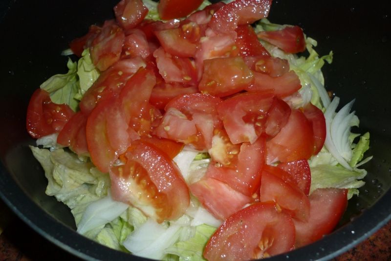 Surówka z sałaty lodowej z pomidorami i natką 