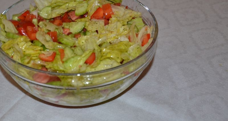 Surówka z sałaty lodowej z sosem greckim Surówka z sałaty lodowej z sosem greckim