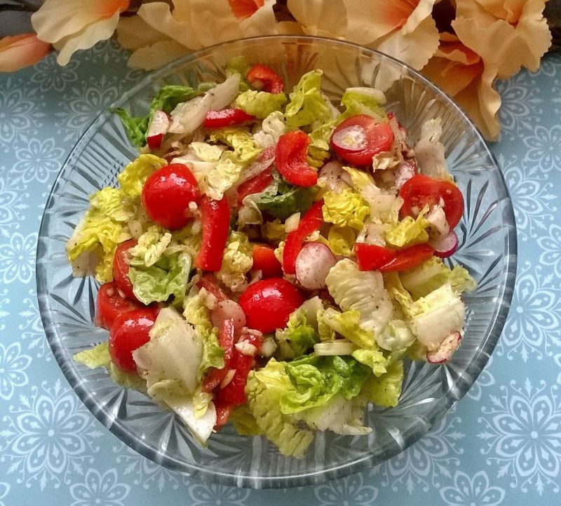 Surówka z sałaty, rzodkiewek, pomidorków, cebuli Surówka z sałaty, rzodkiewek, pomidorków, cebuli