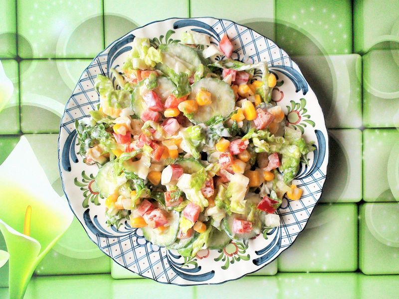 Surówka z sałaty rzymskiej, ogórka, papryki 